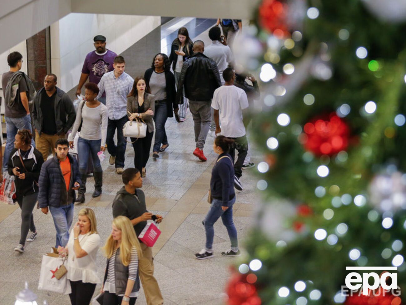 Жители США и Европы начали покупать подарки к Рождеству