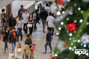 Жители США и Европы начали покупать подарки к Рождеству