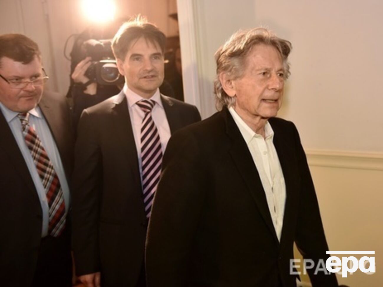 Роман Полански (справа) со своими адвокатами