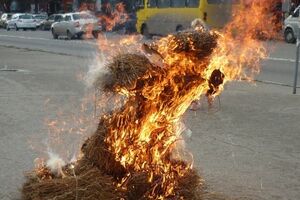 В центре Симферополя сожгли чучело с изображением Эрдогана. Фоторепортаж
