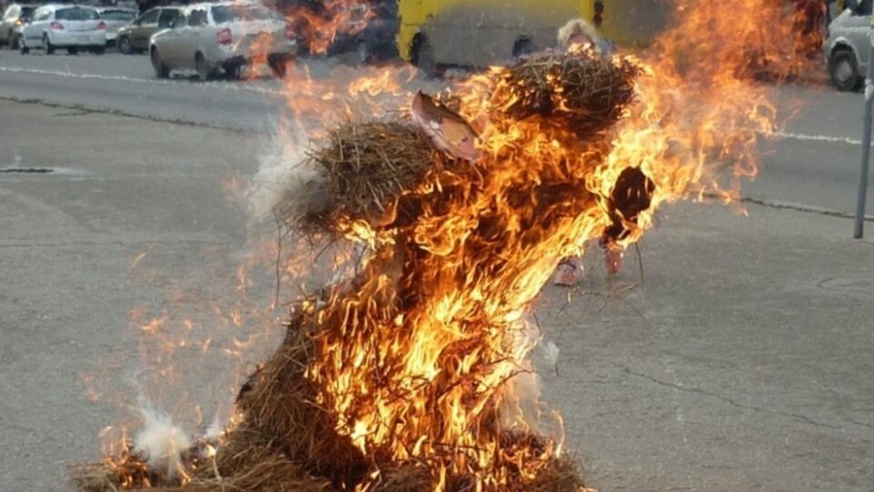 В центре Симферополя сожгли чучело с изображением Эрдогана. Фоторепортаж