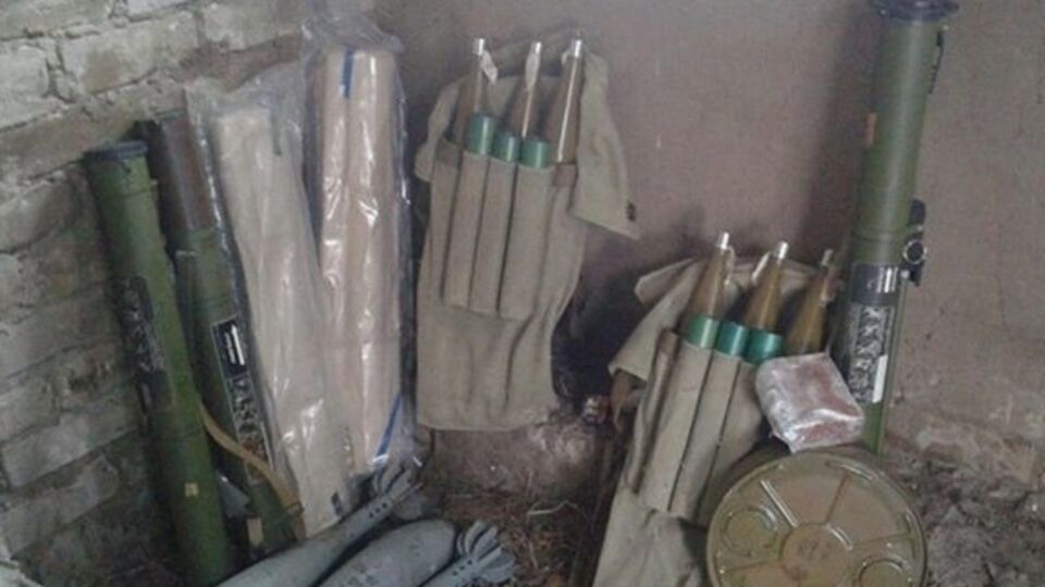 В тайнике нашли одну противотанковую три минометные мины, килограмм тротила, снаряды к РПГ и электродетонаторы