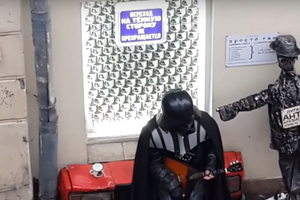 Дарт Вейдер в центре Москвы сыграл Имперский марш на балалайке. Видео