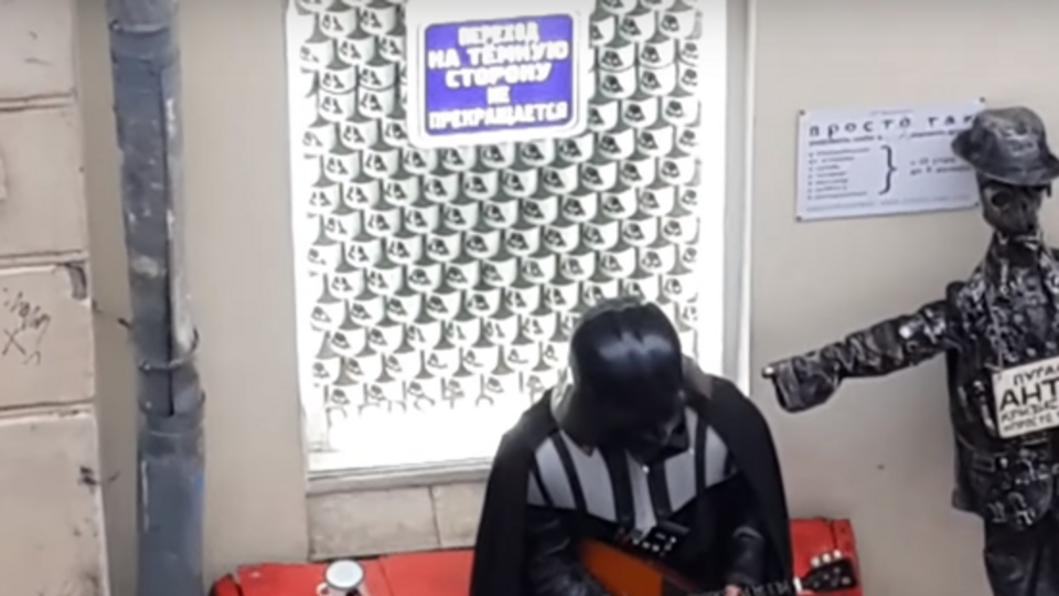 Дарт Вейдер в центре Москвы сыграл Имперский марш на балалайке. Видео