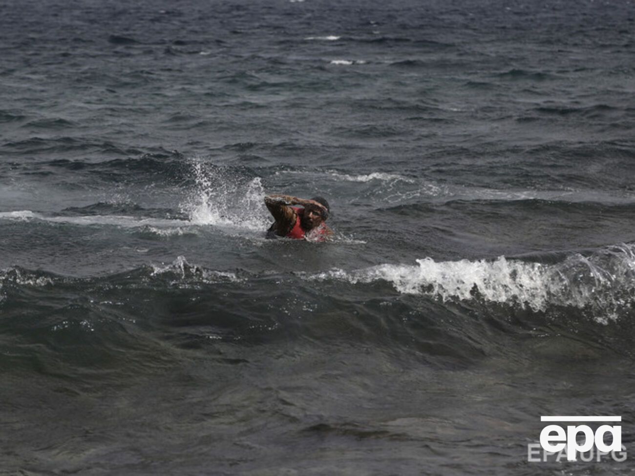 Из-за шторма в Эгейском море перевернулись две лодки с мигрантами