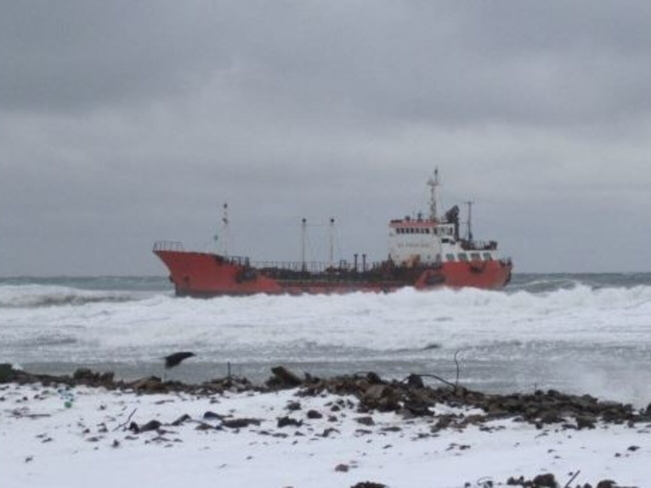 Танкер сел на мель в 150 м от берега