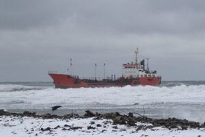 Танкер сел на мель в 150 м от берега