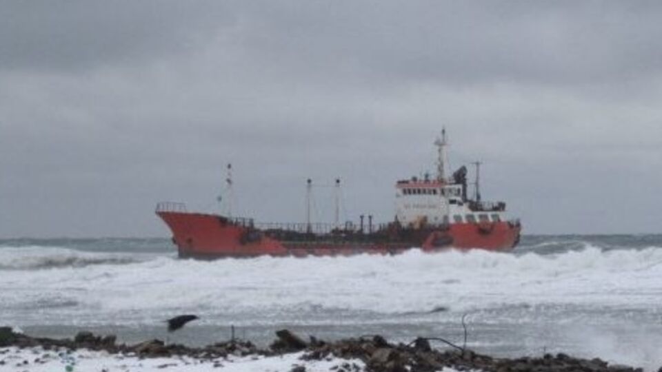 Танкер сел на мель в 150 м от берега