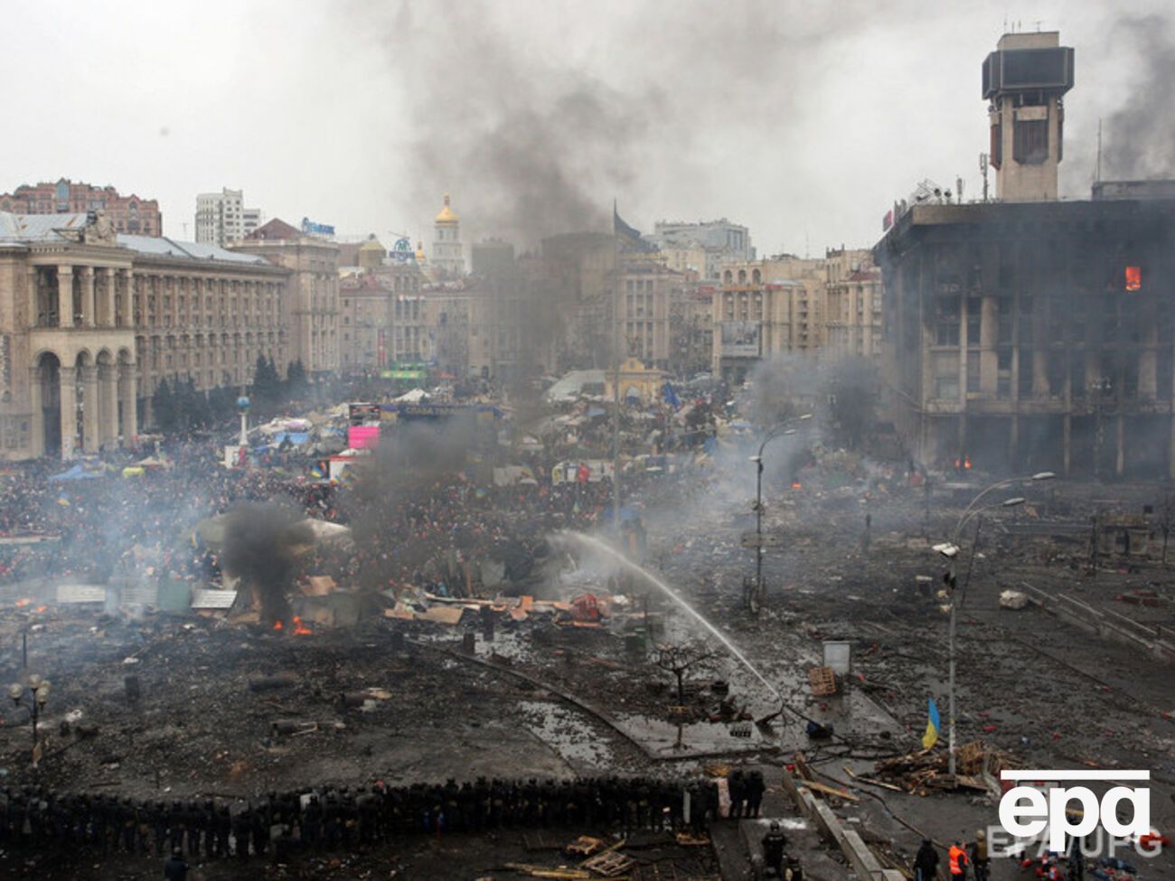 Сгоревший Дом профсоюзов на следующий день после штурма