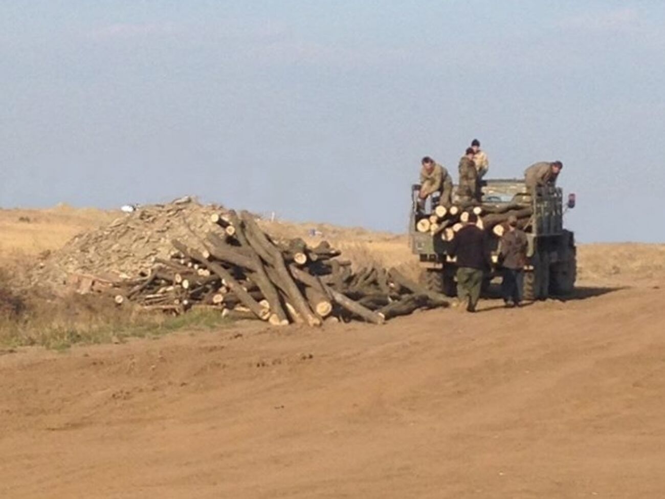 Бойцы АТО заготавливают лес самостоятельно