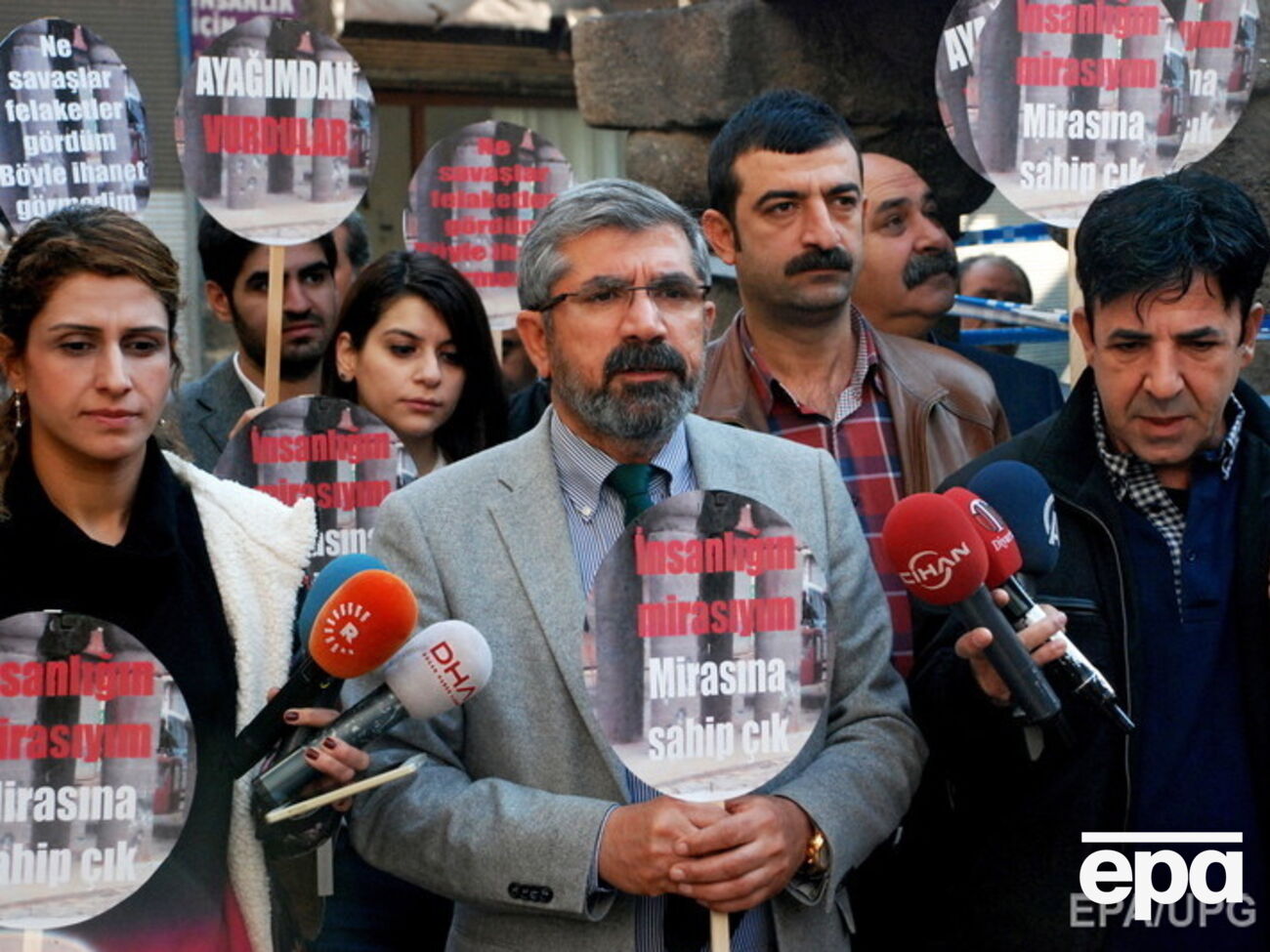 Председатель Ассоциации юристов Диярбакыра Тахир Эльчи выступает на пресс-конференции, перед тем как он был убит в ходе перестрелки полиции с террористами