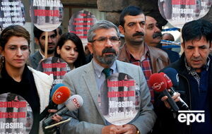 Председатель Ассоциации юристов Диярбакыра Тахир Эльчи выступает на пресс-конференции, перед тем как он был убит в ходе перестрелки полиции с террористами