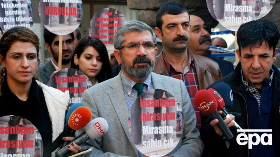 Председатель Ассоциации юристов Диярбакыра Тахир Эльчи выступает на пресс-конференции, перед тем как он был убит в ходе перестрелки полиции с террористами