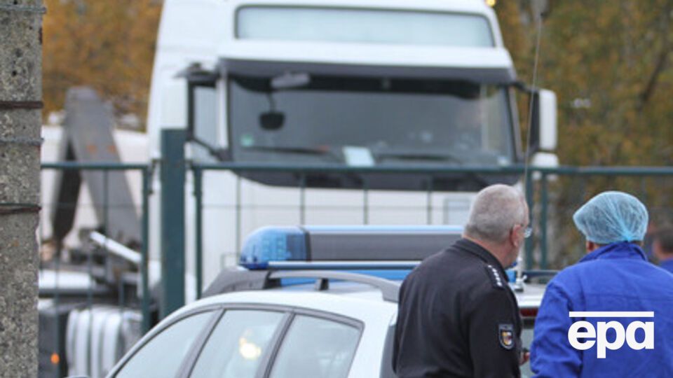 В Турции "забыли" 30 крымских грузовиков