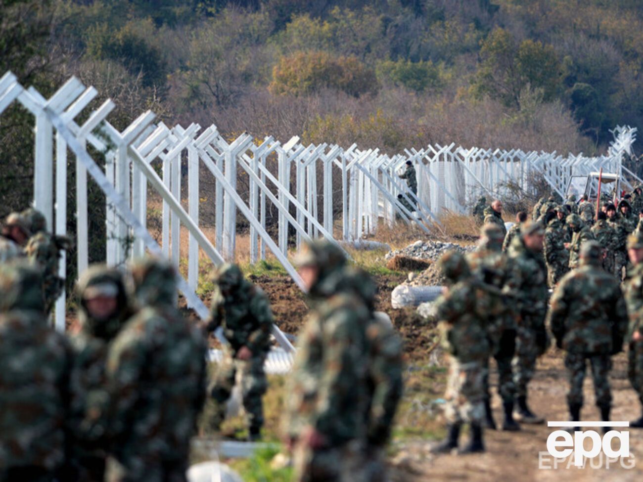 На границе Македонии начали строить заграждения