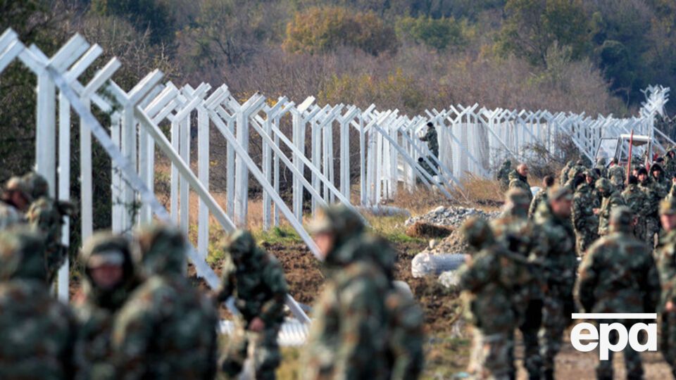 На границе Македонии начали строить заграждения