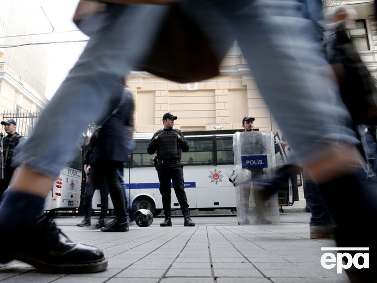 На митинг в центре Стамбула собралось около 2 тыс. человек