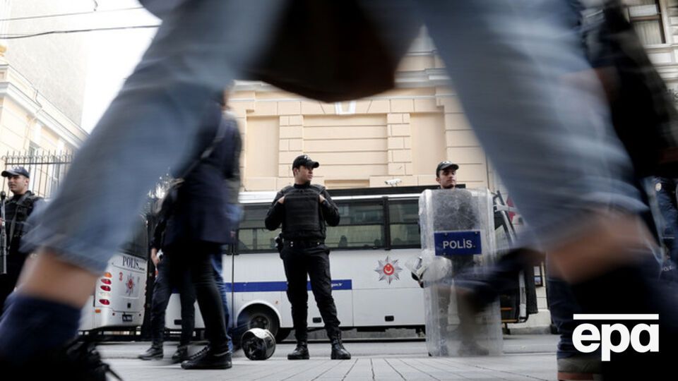 На митинг в центре Стамбула собралось около 2 тыс. человек