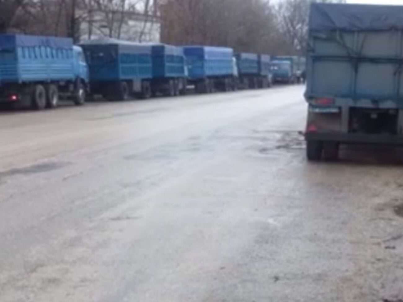Очередь грузовых автомобилей перед элеватором