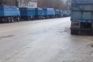Очередь грузовых автомобилей перед элеватором