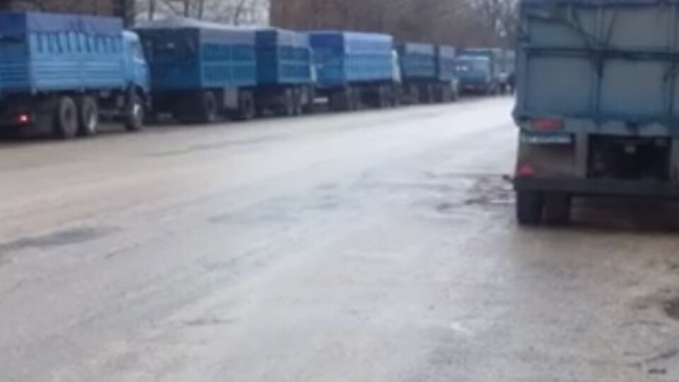 Очередь грузовых автомобилей перед элеватором