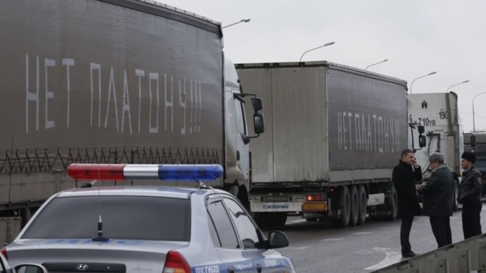 Протестующих дальнобойщиков пытаются не пропустить в Москву полицейские