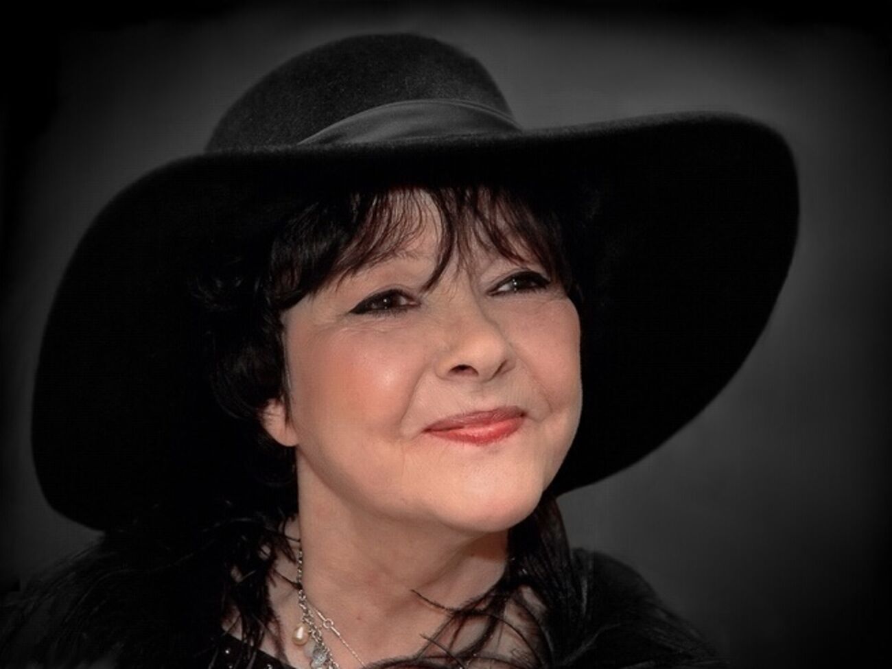 Поэзия Ахмадулиной привносила в художественные фильмы яркую лирическую и философскую ноту