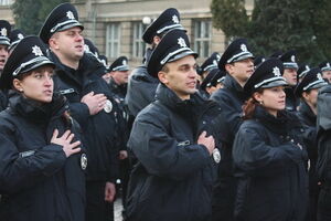 Полицейские приняли присягу на площади Народной в Ужгороде