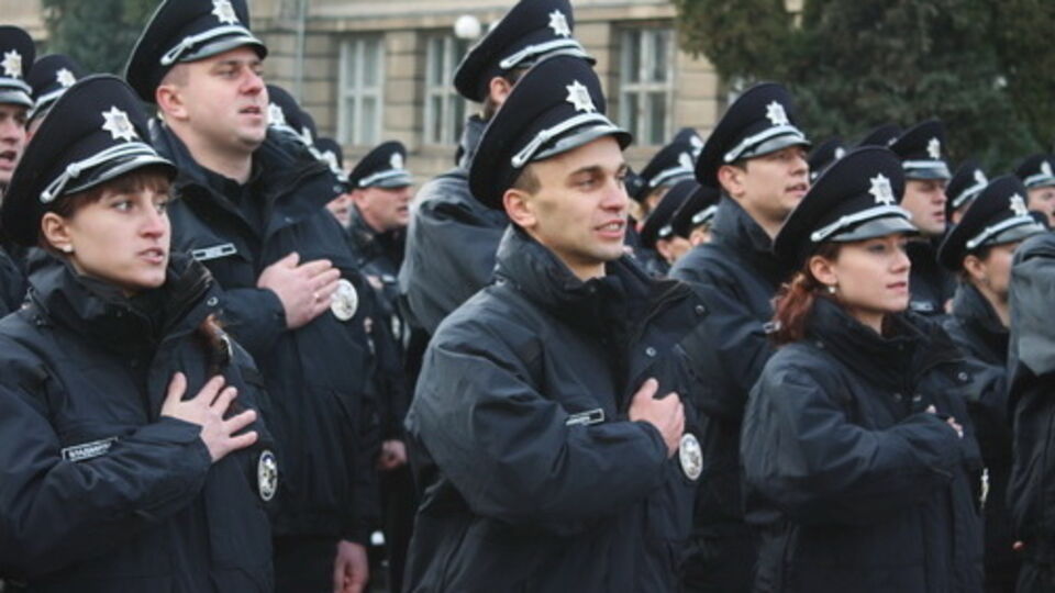 Полицейские приняли присягу на площади Народной в Ужгороде
