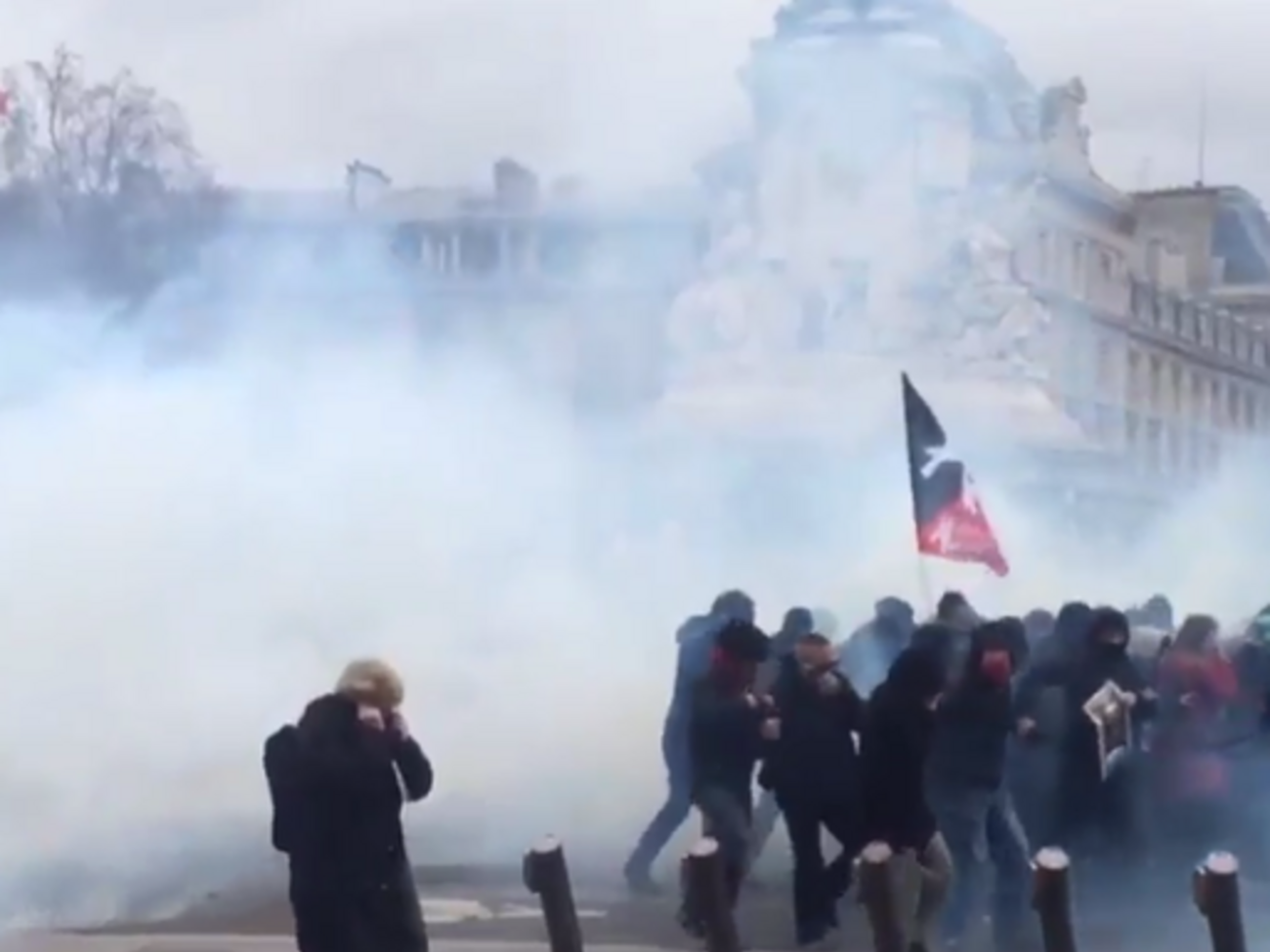 Полицейские применили против демонстрантов резиновые пули и слезоточивый газ