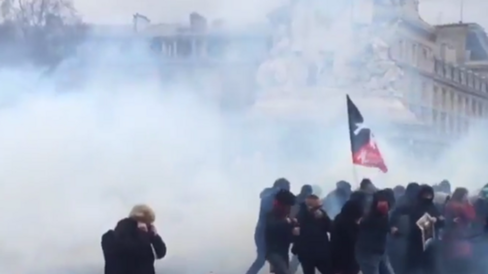 Полицейские применили против демонстрантов резиновые пули и слезоточивый газ