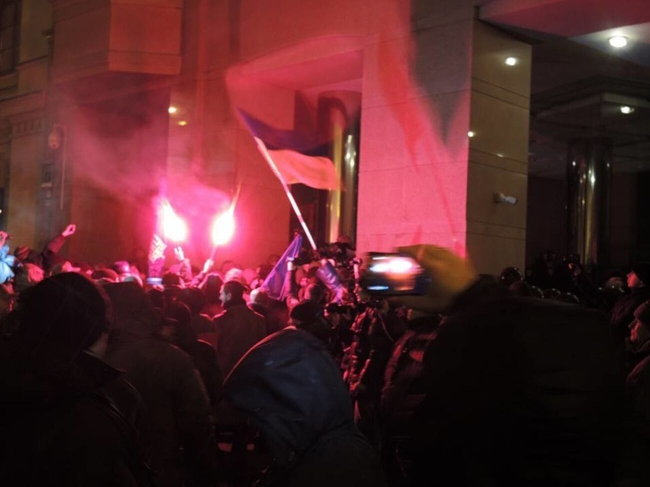 Молодые люди в масках и камуфляже зажгли файеры и стали бросать их в полицейских