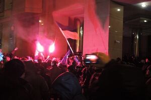 Молодые люди в масках и камуфляже зажгли файеры и стали бросать их в полицейских