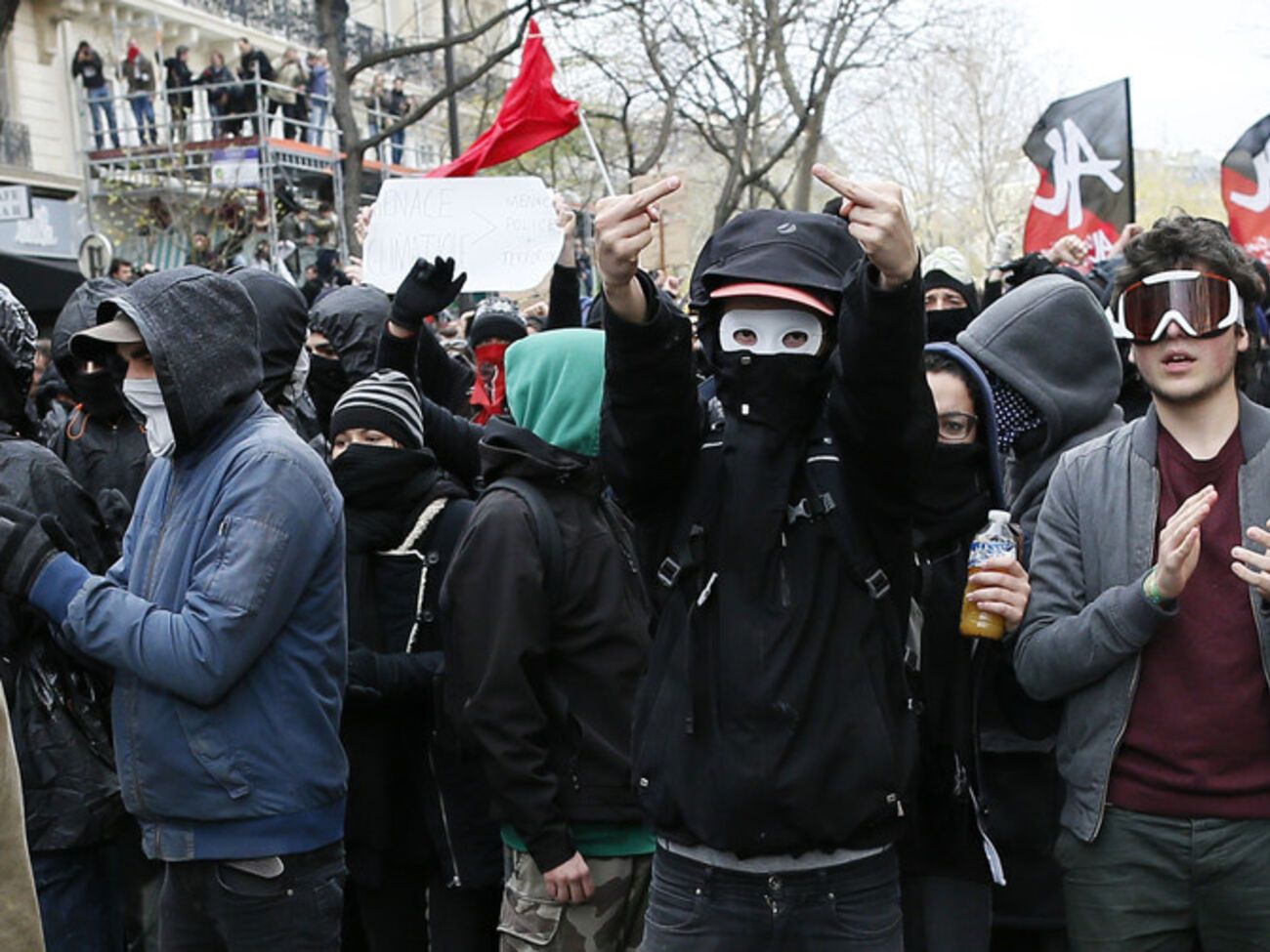 Более 200 человек арестованы в Париже после столкновений экологических активистов с полицией. Фоторепортаж