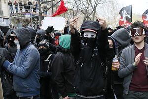 Более 200 человек арестованы в Париже после столкновений экологических активистов с полицией. Фоторепортаж