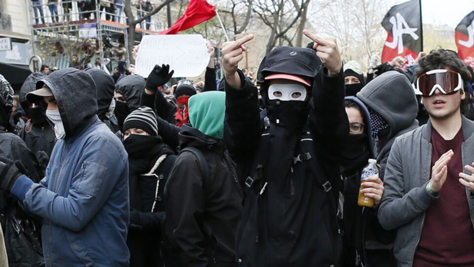 Более 200 человек арестованы в Париже после столкновений экологических активистов с полицией. Фоторепортаж