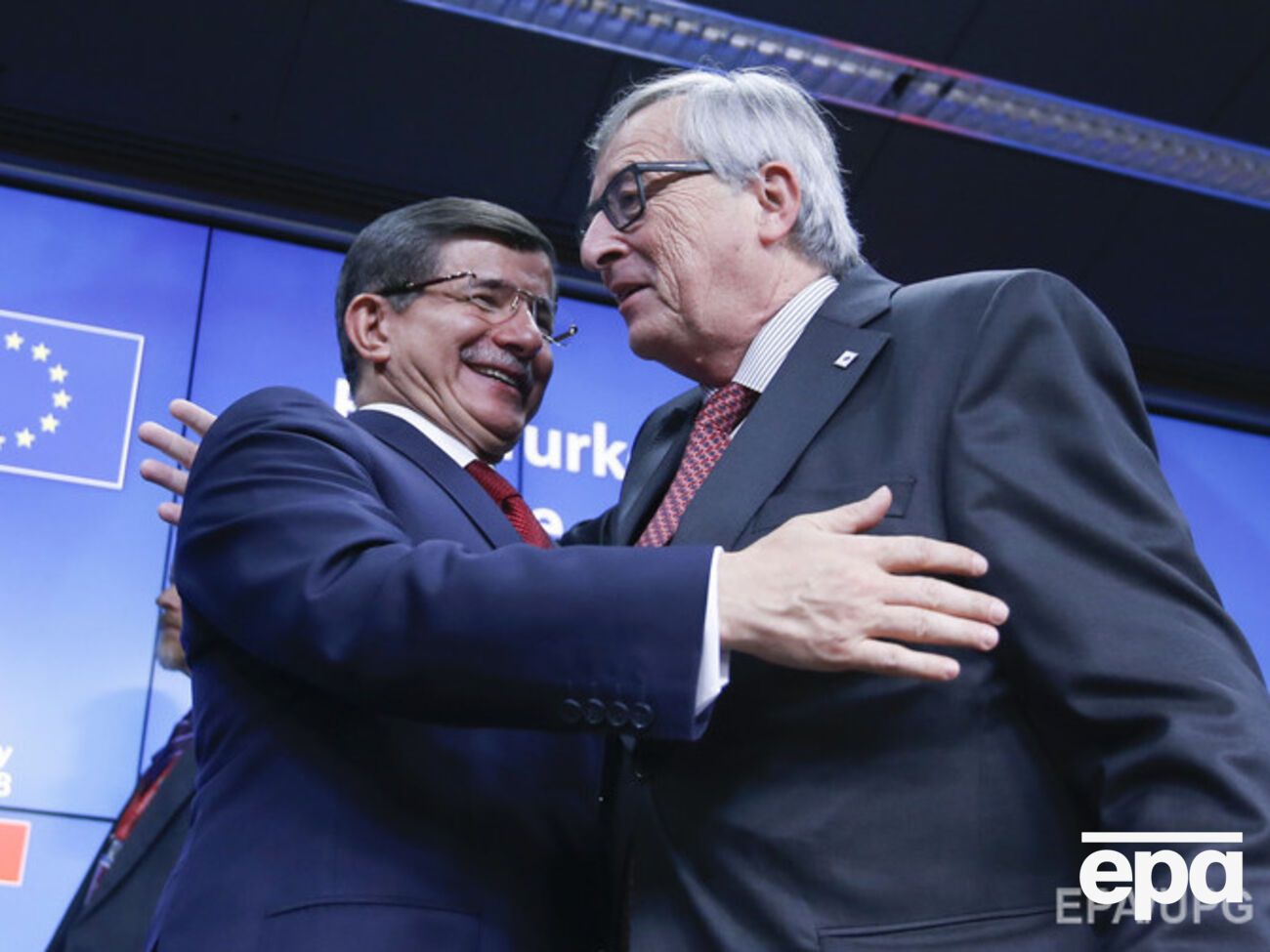 Юнкер (справа) и премьер-министр Турции Ахмет Давутоглу заявили, что достигли соглашения в вопросе мигрантов