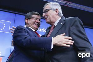 Юнкер (справа) и премьер-министр Турции Ахмет Давутоглу заявили, что достигли соглашения в вопросе мигрантов