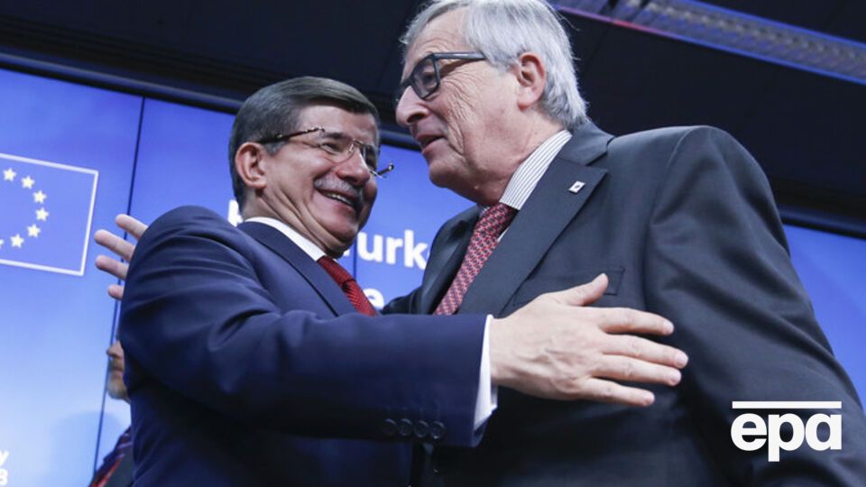 Юнкер (справа) и премьер-министр Турции Ахмет Давутоглу заявили, что достигли соглашения в вопросе мигрантов