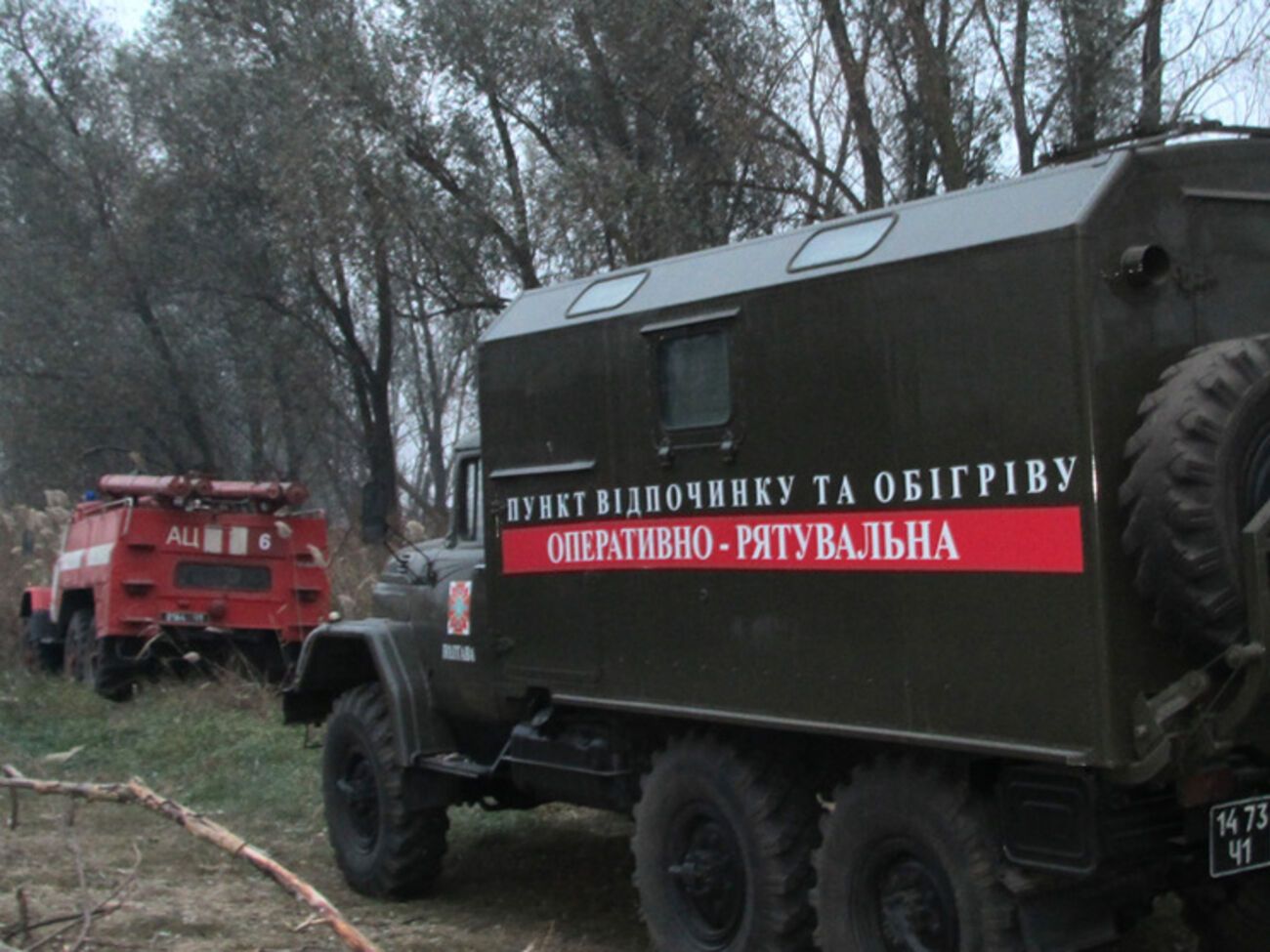 Уже несколько недель украинские спасатели круглосуточно борются с торфяниками