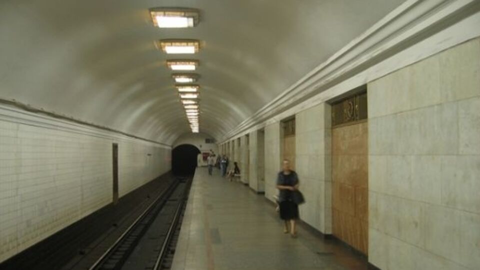 На станции "Арсенальная" на рельсы упал мужчина