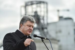 Порошенко поддержал петицию о предоставлении гражданства защитникам Украины