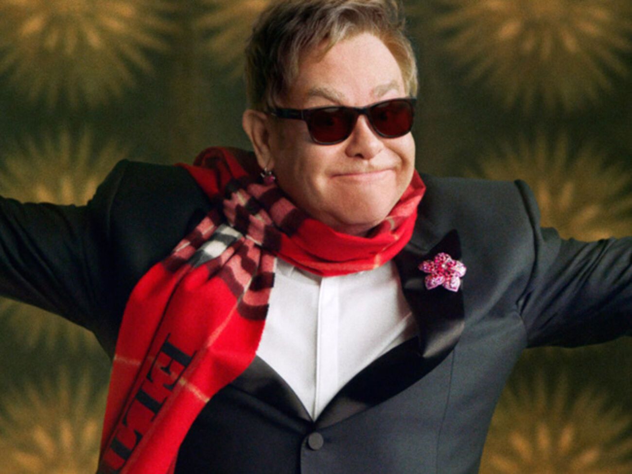 Элтон Джон позировал в именном шарфе бренда Burberry