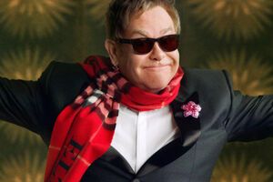 Элтон Джон позировал в именном шарфе бренда Burberry