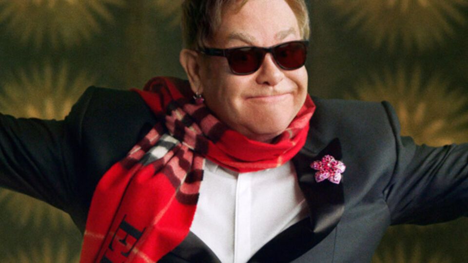 Элтон Джон позировал в именном шарфе бренда Burberry