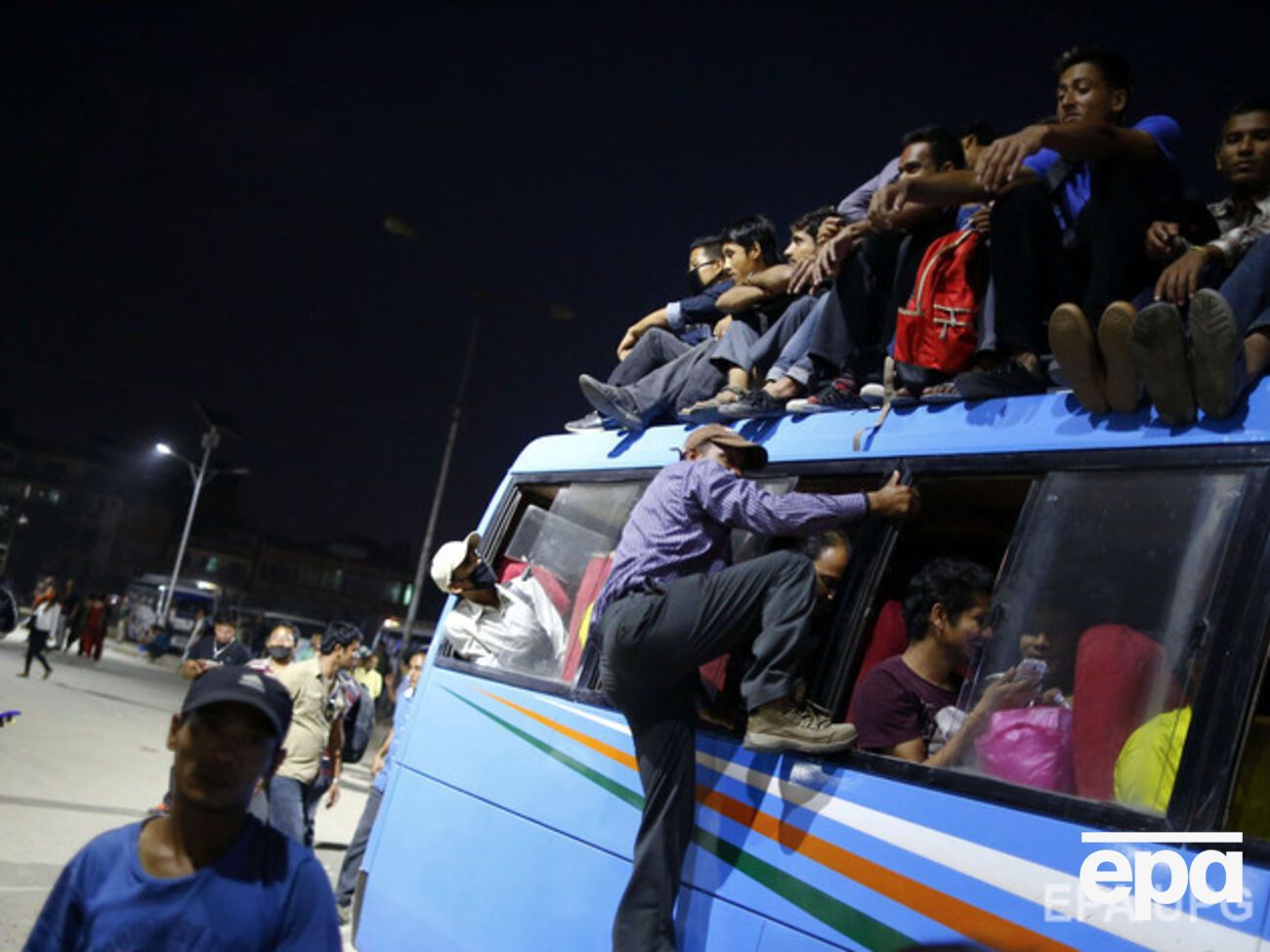 Из-за дефицита горючего в Непале пассажирские автобусы ходят переполненными