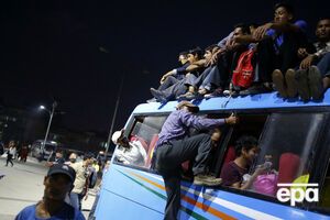 Из-за дефицита горючего в Непале пассажирские автобусы ходят переполненными