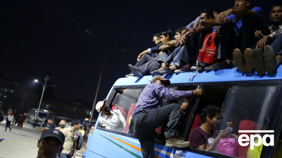 Из-за дефицита горючего в Непале пассажирские автобусы ходят переполненными