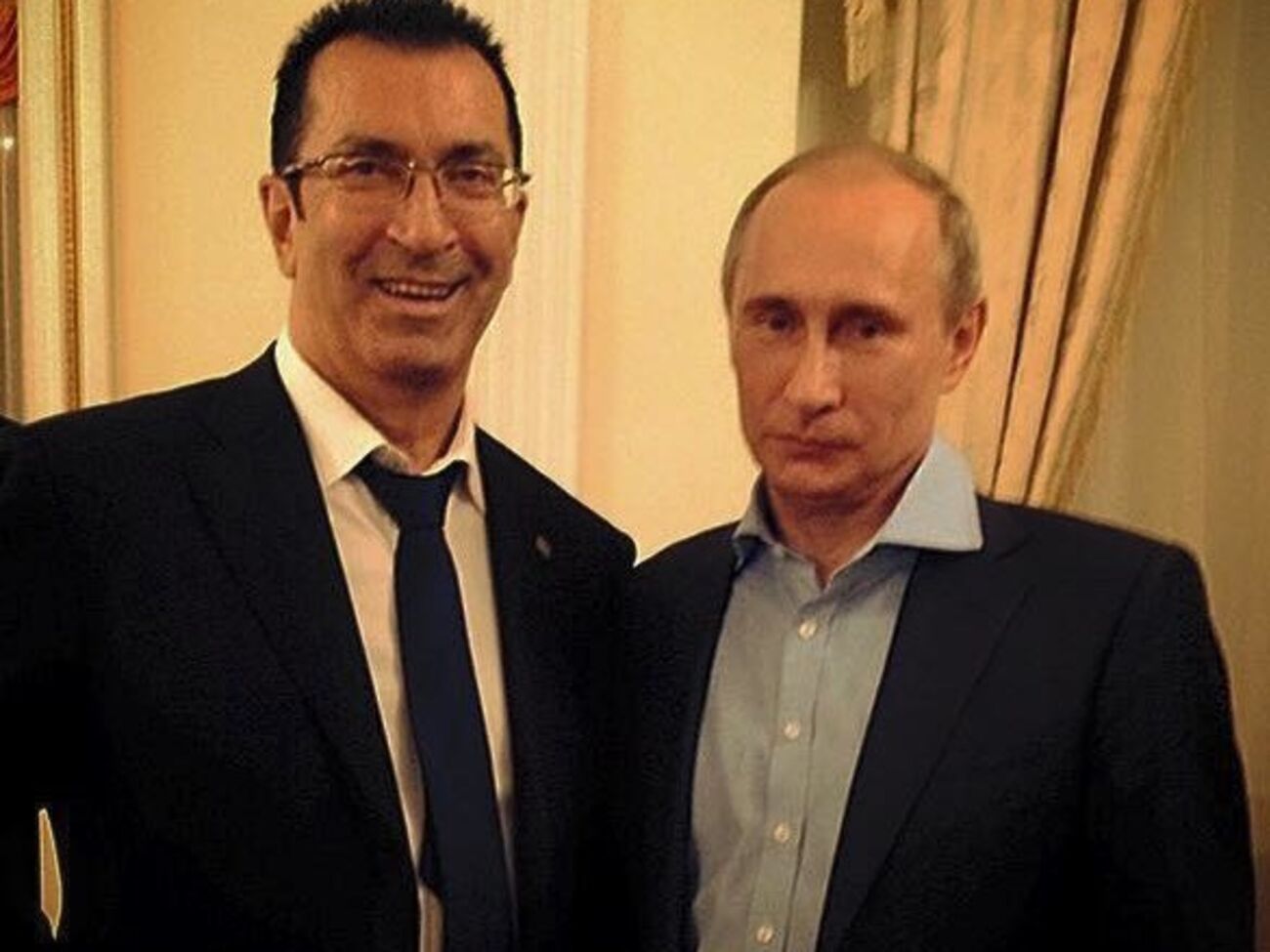 Буйнов показал Седюку свое фото с Путиным и обратился в защиту геев