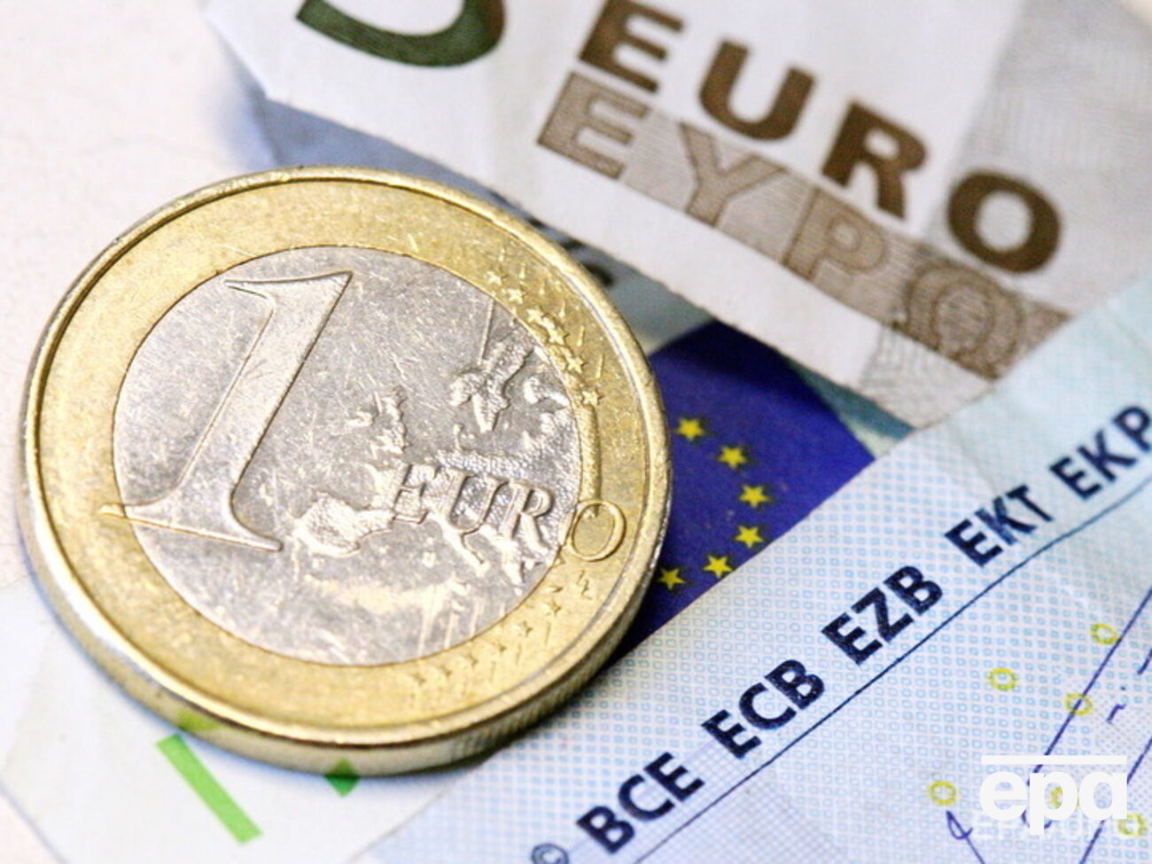 Нацбанк укрепил курс гривны к евро